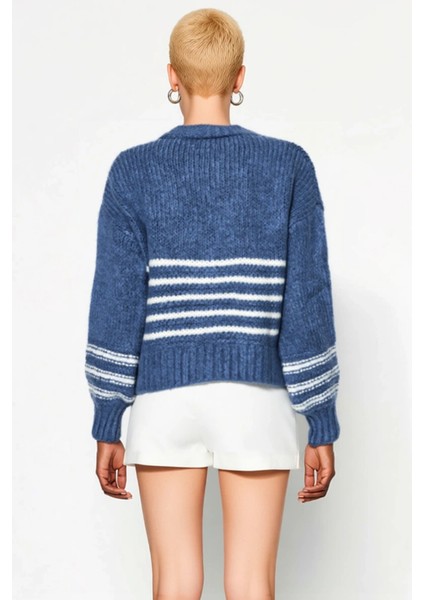 Kadın Oversize V Yaka Çizgili Triko Hırka Rahat Kesimi ve Yumuşak Dokusuyla Günlük Şıklık Şık indirimleri