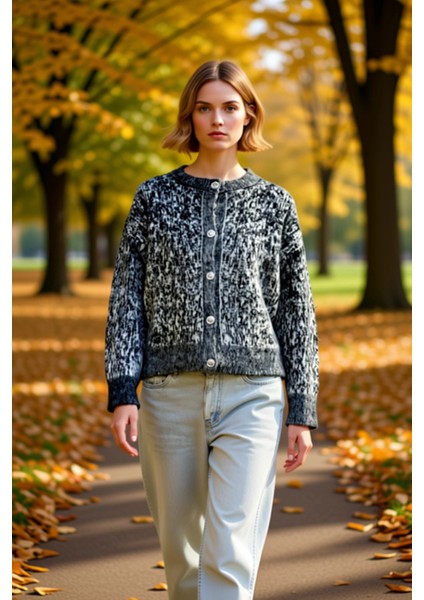 Düğme Detaylı Yumuşak Dokulu Desenli Triko Hırka Kadın Giyim Kombinlerinize Modern Bir Dokunuş