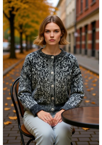 Düğme Detaylı Yumuşak Dokulu Desenli Triko Hırka Kadın Giyim Kombinlerinize Modern Bir Dokunuş fiyatları