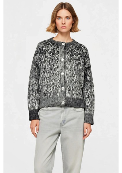 Düğme Detaylı Yumuşak Dokulu Desenli Triko Hırka Kadın Giyim Kombinlerinize Modern Bir Dokunuş fırsatları