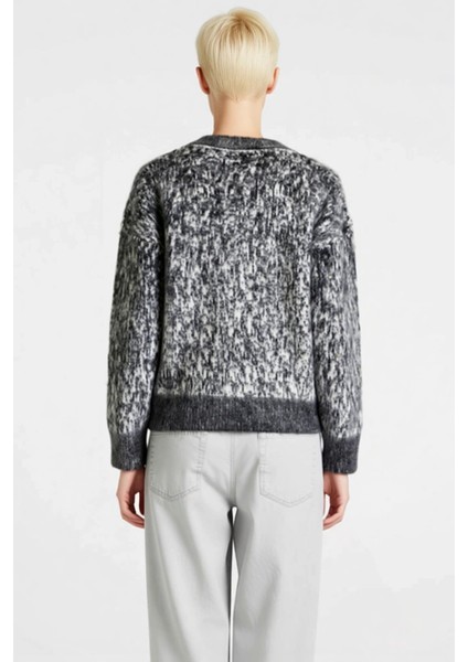 Düğme Detaylı Yumuşak Dokulu Desenli Triko Hırka Kadın Giyim Kombinlerinize Modern Bir Dokunuş indirimleri