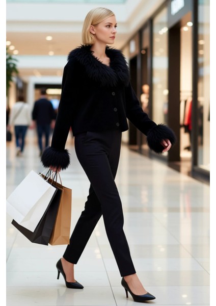 Kadın Özel Iplik Otriş ve Kürk Detayları Ile Tasarlanmış Regular Kesim Uzun Kollu Triko Hırka modelleri