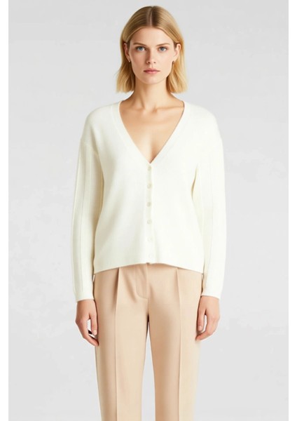 Kadın Yumuşak Dokulu V Yaka Düğmeli Regular Fit Uzun Kollu Triko Hırka Günlük Stilinize Özel fırsatları