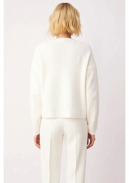 Kadın Yumuşak Dokulu V Yaka Düğmeli Regular Fit Uzun Kollu Triko Hırka Günlük Stilinize Özel indirimleri