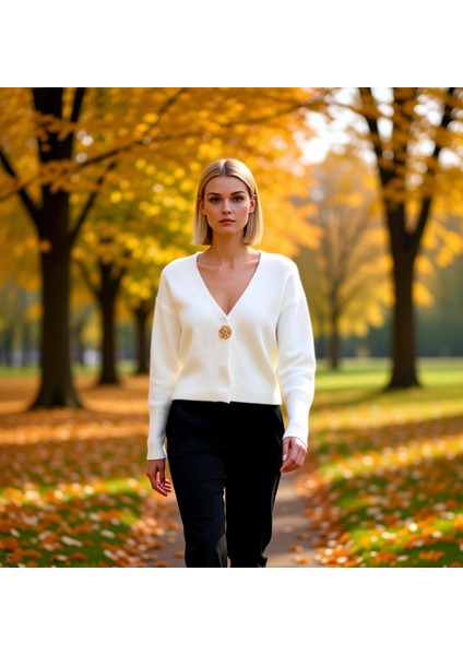 Kadınlara Özel Şık ve Rahat Düğme Detaylı Yumuşak Dokulu V Yaka Triko Hırka Kış Kombinlerinin