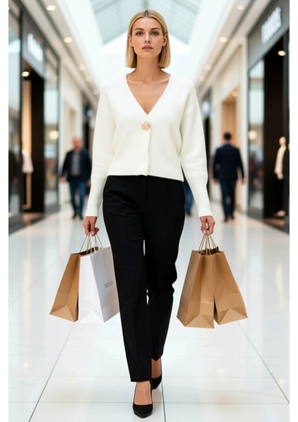 Kadınlara Özel Şık ve Rahat Düğme Detaylı Yumuşak Dokulu V Yaka Triko Hırka Kış Kombinlerinin modelleri