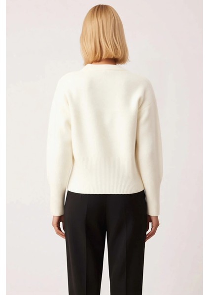 Kadınlara Özel Şık ve Rahat Düğme Detaylı Yumuşak Dokulu V Yaka Triko Hırka Kış Kombinlerinin indirimleri