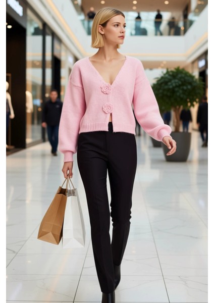 Kadın Regular Kesim V Yaka Balon Kol Gül Detaylı Crop Triko Hırka Yumuşak Dokusuyla Şıklık Sunar modelleri