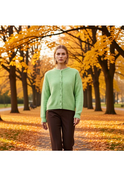 Kadın Geniş Kalıp Yumuşak Dokulu Triko Hırka Düğmeli Ön Kapanış Uzun Kollu Rahat Kesim Şık