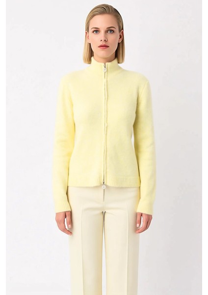 Kadın Fermuarlı Dik Yaka Papatya Detaylı Triko Hırka Günlük Şıklık ve Konfor Sunan Zarif Bir Parça