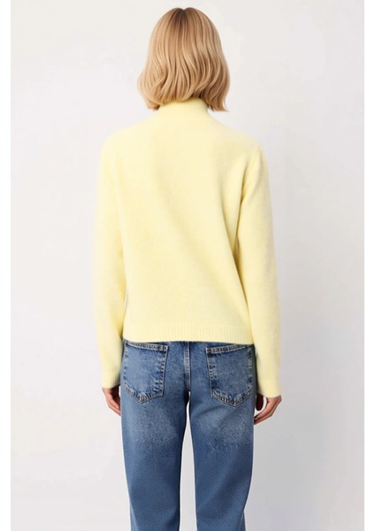 Kadın Fermuarlı Dik Yaka Papatya Detaylı Triko Hırka Günlük Şıklık ve Konfor Sunan Zarif Bir Parça indirimleri