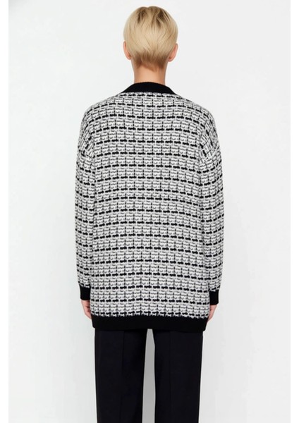 Kadın Geniş Kalıp V Yaka Düşük Kol Dokulu Simli Tüvit Görünümlü Uzun Triko Hırka Düğmeli Şık indirimleri