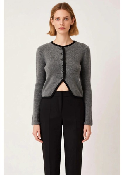 Kadın Vücuda Oturan Ribanalı Örgü Crop Hırka Kurdele Düğmeli Biye Detaylı Şık ve Konforlu Spor fırsatları