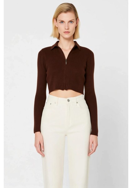 Kadın Crop Kesim Fermuarlı Polo Yaka Uzun Kollu Fitilli Triko Hırka Günlük Şıklık ve Sunan Tasarım