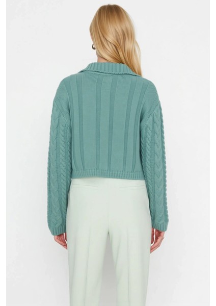 Kadın Düğme Detaylı Saç Örgü Desenli Polo Yaka Crop Kesim Uzun Kollu Orta Kalınlıkta Triko Hırka indirimleri