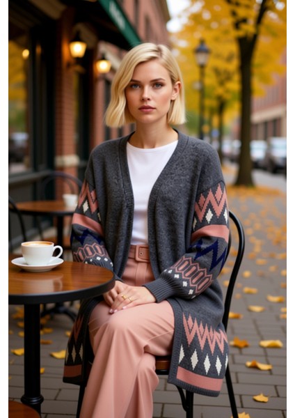 Kadın Uzun Jakarlı Triko Hırka Rahat Kesim Etnik Desenli Balon Kol Detayı Açık Ön Tasarım Şık fiyatları