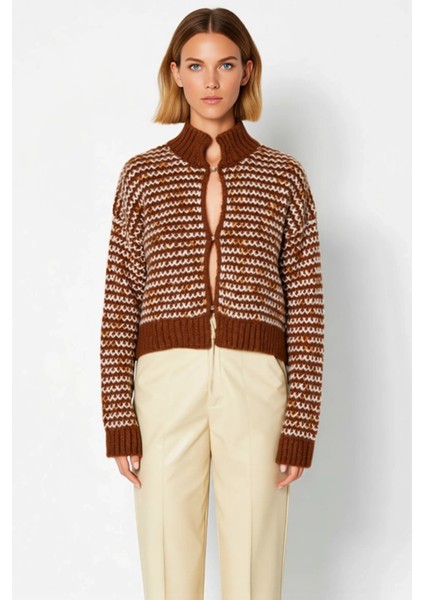 Kadın Sıcak Tutan Oversize Crop Dik Yaka Geometrik Örgü Desenli Uzun Kollu Triko Hırka Kış fırsatları