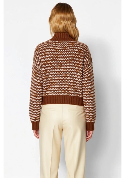 Kadın Sıcak Tutan Oversize Crop Dik Yaka Geometrik Örgü Desenli Uzun Kollu Triko Hırka Kış indirimleri