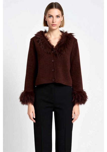 Kadın Özel Iplik Otriş ve Kürk Detayları Ile Tasarlanmış Regular Kesim Uzun Kollu Triko Hırka modelleri