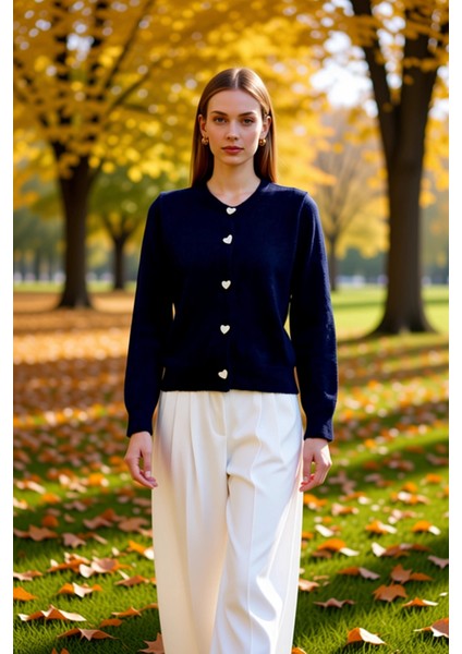 Kadın Yumuşak Dokulu Kalp Düğmeli Triko Hırka Ceket Görünümüyle Şıklık ve Konforu Birleştiriyor