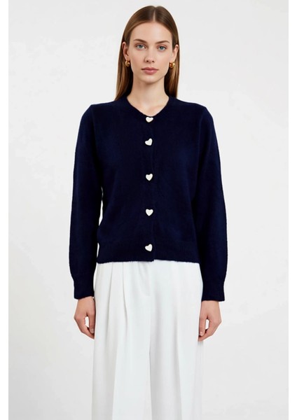 Kadın Yumuşak Dokulu Kalp Düğmeli Triko Hırka Ceket Görünümüyle Şıklık ve Konforu Birleştiriyor fırsatları