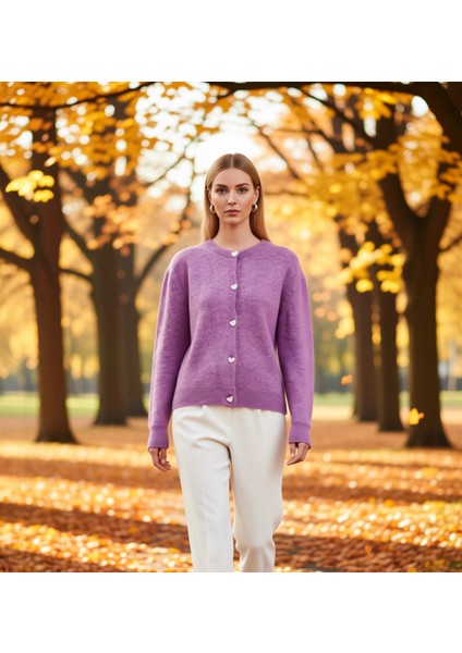 Kadın Yumuşak Dokulu Kalp Düğmeli Triko Hırka Ceket Görünümüyle Şıklık ve Konforu Birleştiriyor