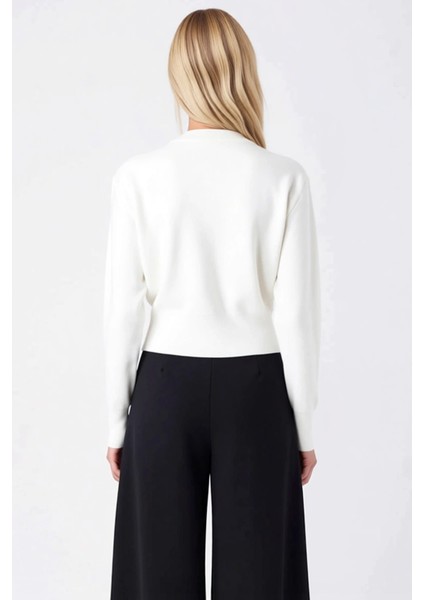 Kadın Regular Kalıp Gül Düğmeli Crop Triko Hırka Ceket Görünümlü Modern Şıklık Sunumu Spor indirimleri