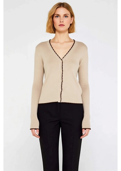 Kadın Fitilli V Yaka Kontrast Detaylı Crop Triko Hırka Şık ve Rahat Günlük Kombinlerin Tamamlayıcısı