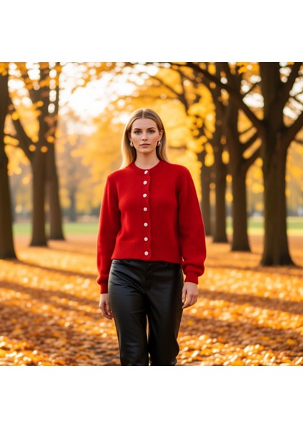 Kadın Yumuşak Dokulu Mücevher Düğmeli Crop Triko Hırka Günlük Şıklık ve Konfor Sunan Zarif Bir Seçim