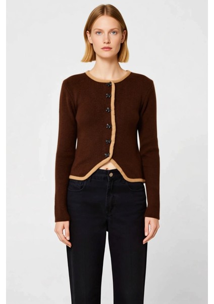 Kadın Vücuda Oturan Ribanalı Örgü Crop Hırka Kurdele Düğmeli Biye Detaylı Şık ve Konforlu Spor fırsatları