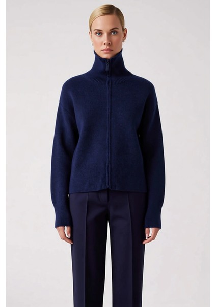 Kadın Yumuşak Dokulu Geniş Kalıp Fermuarlı Triko Hırka Günlük Stilinize Konforlu ve Şık Bir Dokunuş fırsatları