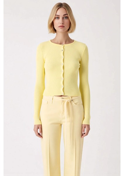 Merserize Görünümlü Fitilli Triko Hırka Kadın Gardırobunun Vazgeçilmez Parçası fırsatları