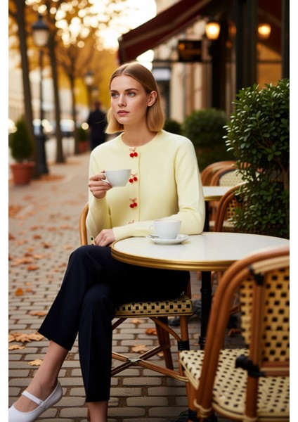 Kadın Bisiklet Yaka Reglan Kol Kiraz Detaylı Düğmeli Triko Hırka Casual Kombinlerin Vazgeçilmezi fiyatları