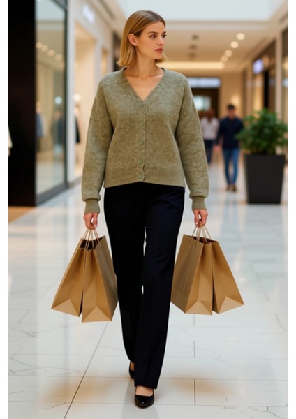 Kadın Geniş Kalıp V Yaka Düğmeli Triko Hırka Konforlu ve Zamansız Bir Stil Sunar Günlük Kullanım modelleri