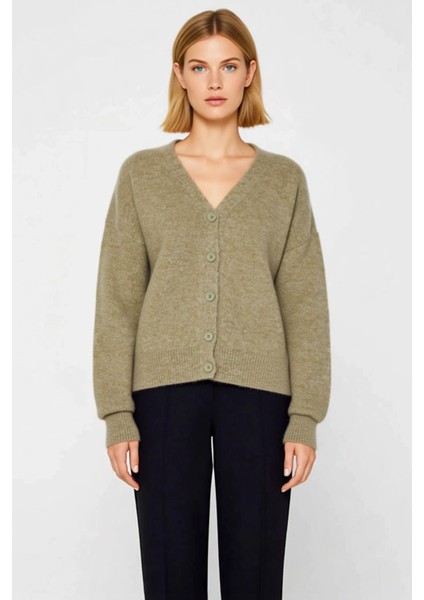 Kadın Geniş Kalıp V Yaka Düğmeli Triko Hırka Konforlu ve Zamansız Bir Stil Sunar Günlük Kullanım fırsatları