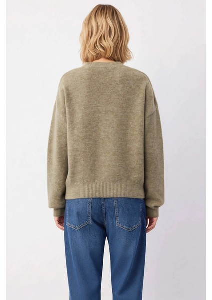 Kadın Geniş Kalıp V Yaka Düğmeli Triko Hırka Konforlu ve Zamansız Bir Stil Sunar Günlük Kullanım indirimleri