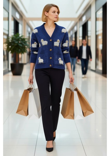 Kadınların Kış Gardırobuna Neşeli Bir Dokunuş Yumuşak Dokulu Kuzu Desenli Oversize Triko Hırka modelleri