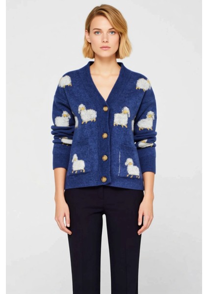 Kadınların Kış Gardırobuna Neşeli Bir Dokunuş Yumuşak Dokulu Kuzu Desenli Oversize Triko Hırka fırsatları