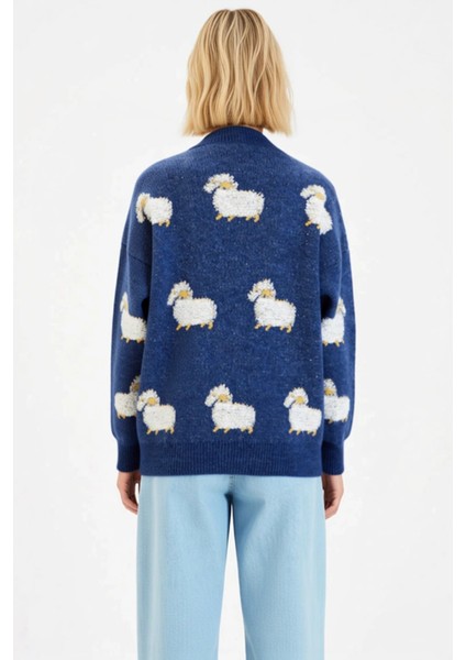 Kadınların Kış Gardırobuna Neşeli Bir Dokunuş Yumuşak Dokulu Kuzu Desenli Oversize Triko Hırka indirimleri