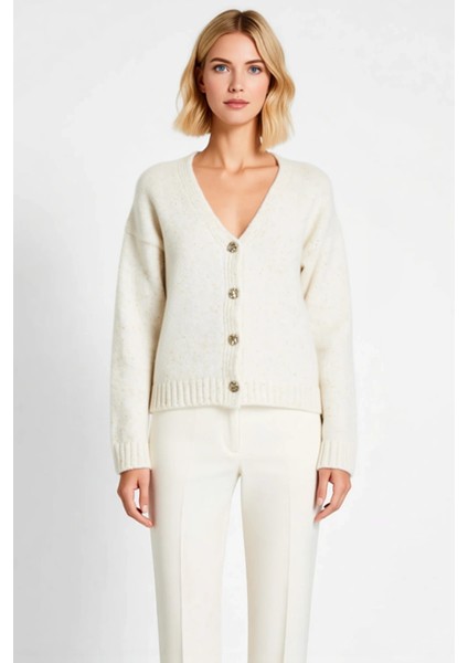 Kadın Payetli Iplik Dokulu Düğme Detaylı Triko Hırka Şık ve Konforlu Bir Stil Sunar Modern fırsatları