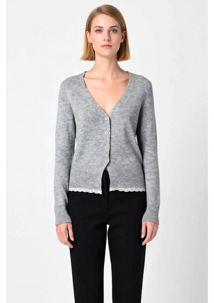 Kadın Gardırobunun Vazgeçilmezi Konforlu V Yaka Uzun Kollu Dantel Garnili Triko Hırka Spor fırsatları