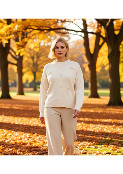 Kadın Fiyonk Işlemeli Bisiklet Yaka Uzun Kollu Regular Kesim Triko Hırka Rahat ve Şık Görünüm