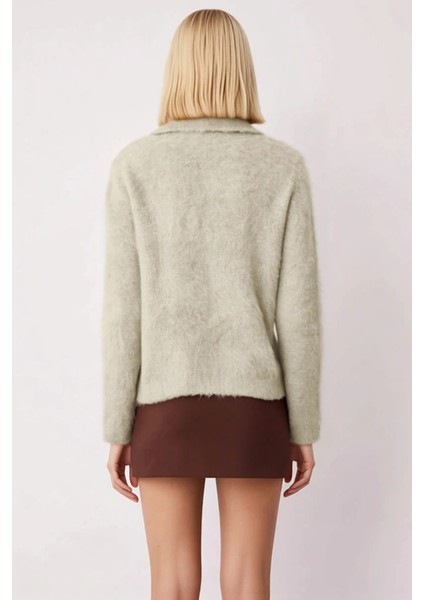 Kadın Yumuşak Dokulu Gül Düğme Detaylı Buklet Iplikli Uzun Kollu Regular Kalıp Triko Hırka indirimleri