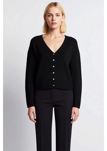 Kadın Yumuşak Dokulu V Yaka Düğmeli Regular Fit Uzun Kollu Triko Hırka Günlük Stilinize Özel fırsatları