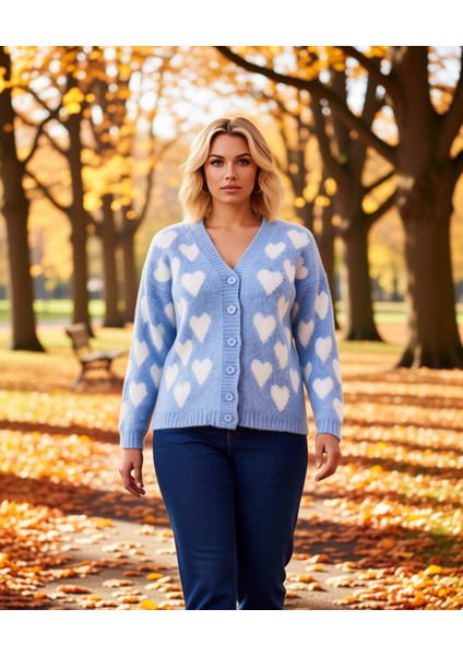 Kadın Yumuşak Tuşeli Kalp Desenli Düğmeli V Yaka Uzun Kollu Regular Fit Triko Hırka Günlük Şıklık