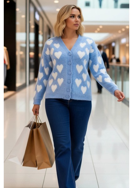 Kadın Yumuşak Tuşeli Kalp Desenli Düğmeli V Yaka Uzun Kollu Regular Fit Triko Hırka Günlük Şıklık modelleri