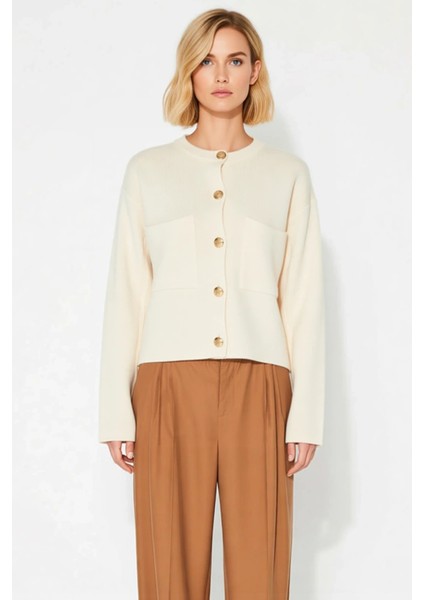 Kadın Düğme Detaylı Triko Hırka Ceket Görünümünde Rahat Kalıp Uzun Kollu Şık ve Konforlu Tasarım fırsatları