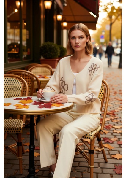 Kadın Nakış Detaylı V Yaka Oversize Triko Hırka Modern Görünüm ve Konforlu Bir Deneyim Vaat Eder fiyatları