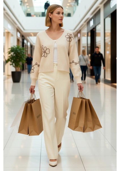 Kadın Nakış Detaylı V Yaka Oversize Triko Hırka Modern Görünüm ve Konforlu Bir Deneyim Vaat Eder modelleri