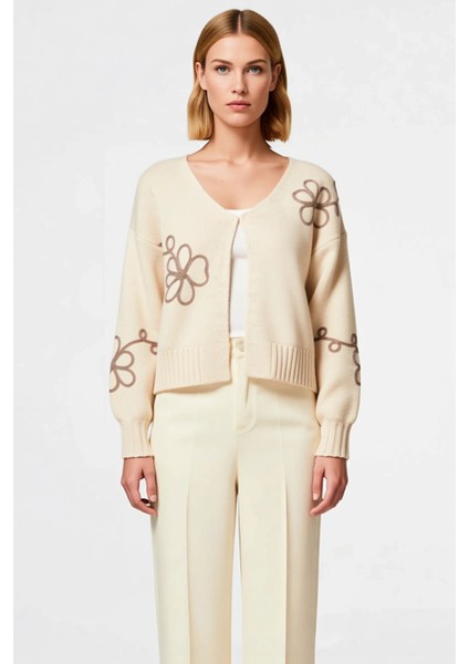 Kadın Nakış Detaylı V Yaka Oversize Triko Hırka Modern Görünüm ve Konforlu Bir Deneyim Vaat Eder fırsatları